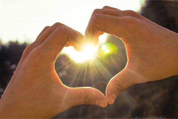 Руки сердечком и солнце