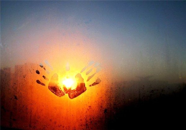 Солнце в сердечке из рук