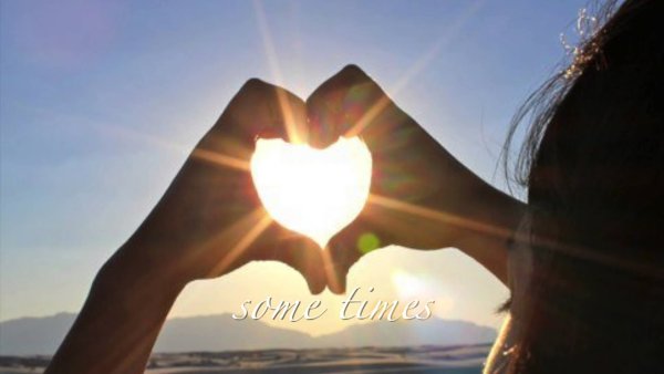 Счастливая девушка на закате