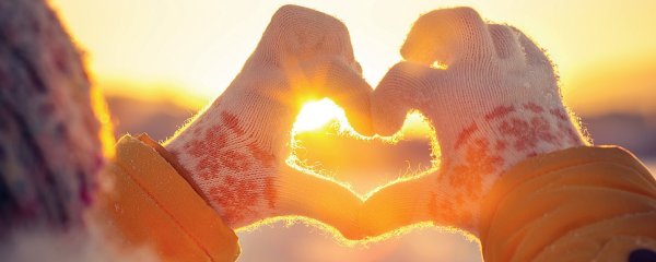 Держаться за руки на закате