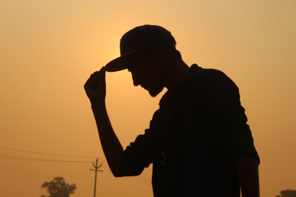 Подросток на фоне заката