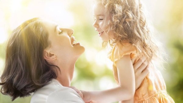 Счастливая мать с ребенком