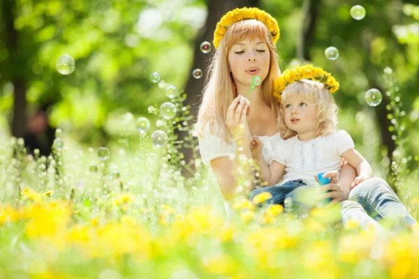 Мама с дочкой в одуванчиках