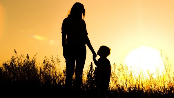 Мать и сын со спины