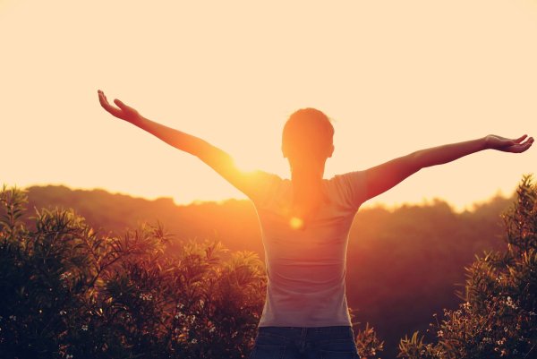 Человек радуется солнцу