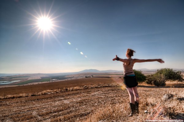 Девушка греется на солнце