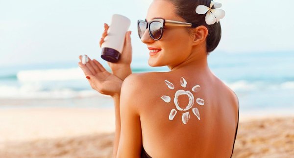 Девушка солнцезащитный крем