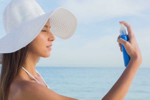 Девушка солнцезащитный крем