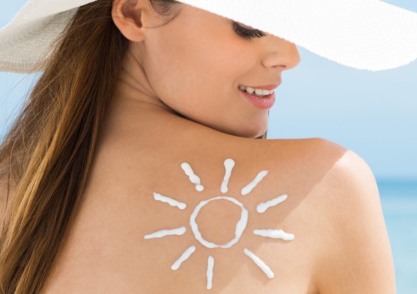 Крем для загара на пляже