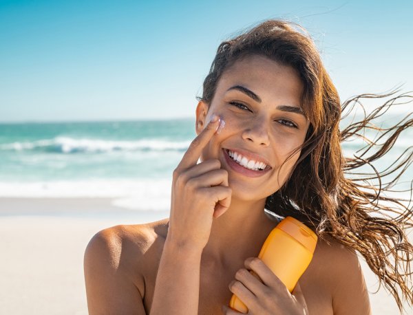 Девушка в шляпе на солнце