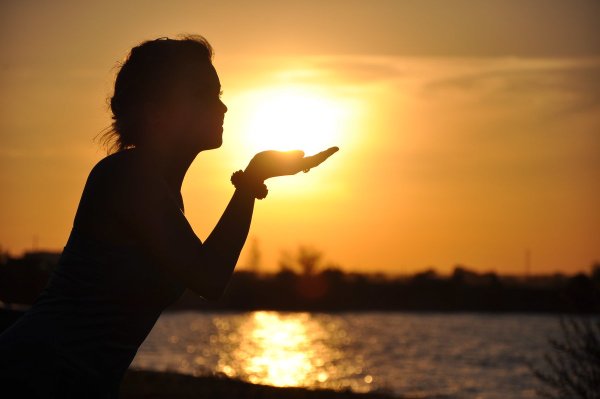 Силуэт на фоне моря