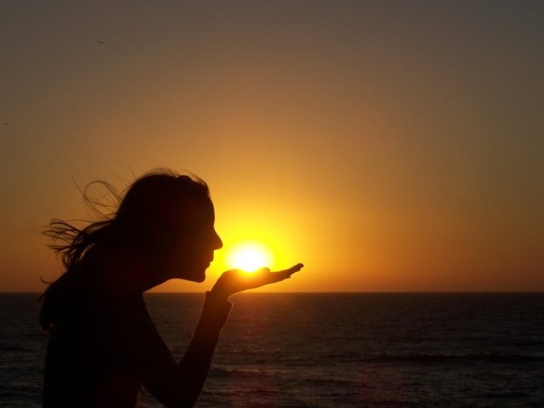 Девушка держит солнце