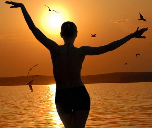 Счастливая девушка на фоне заката