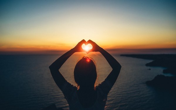 Держит солнце на ладони