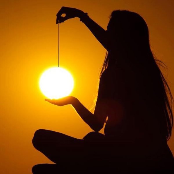 Девушка на закате солнца