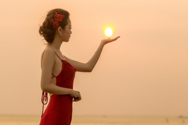 Девушка на закате солнца