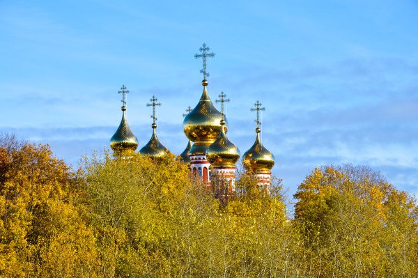 Крест на куполе храма