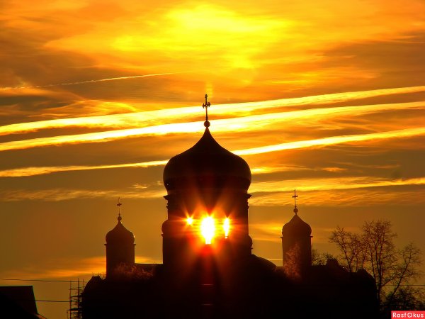 Церковь на фоне заката