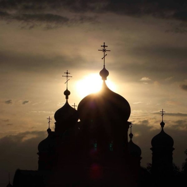 Церковь с золотыми куполами в деревне