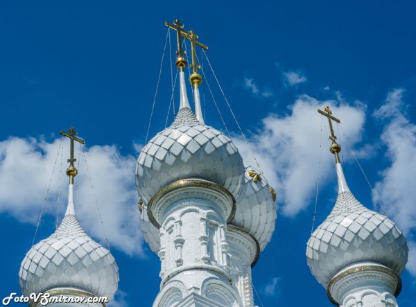 Крест над куполом храма