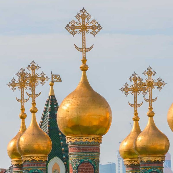 Чёрная Церковь с золотыми куполами