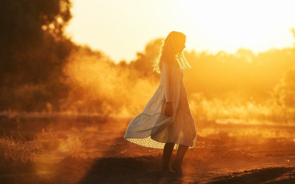 Девушка на рассвете