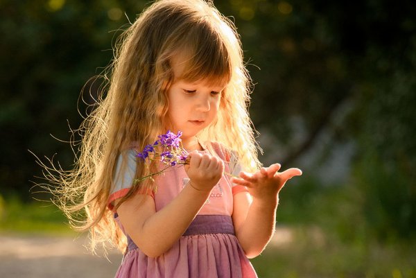 Маленькая девочка на ладошке