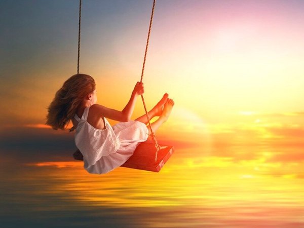 Девушка на качелях в облаках