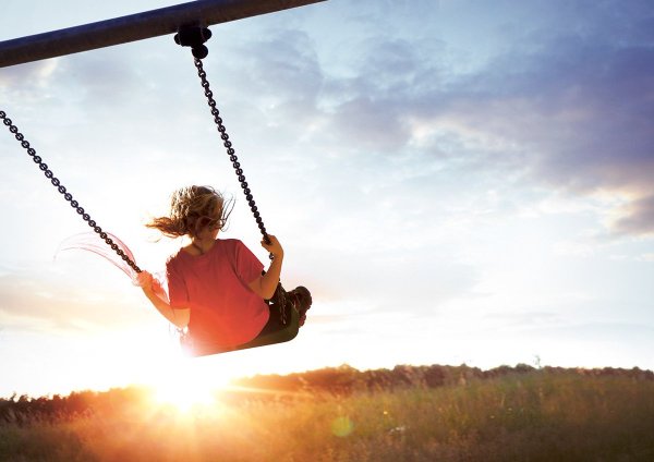 Дети качаются на качелях