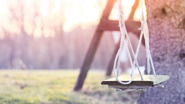 Девушка на качелях