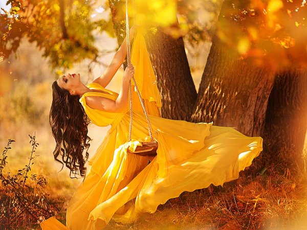 Девочка на качелях