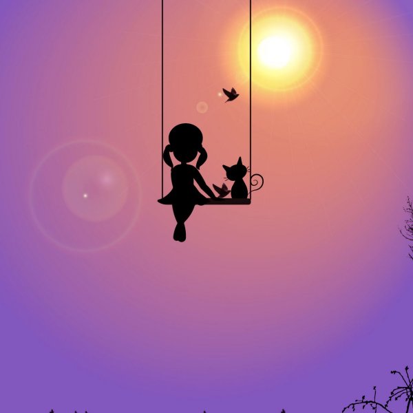 Счастливый ребенок на качелях