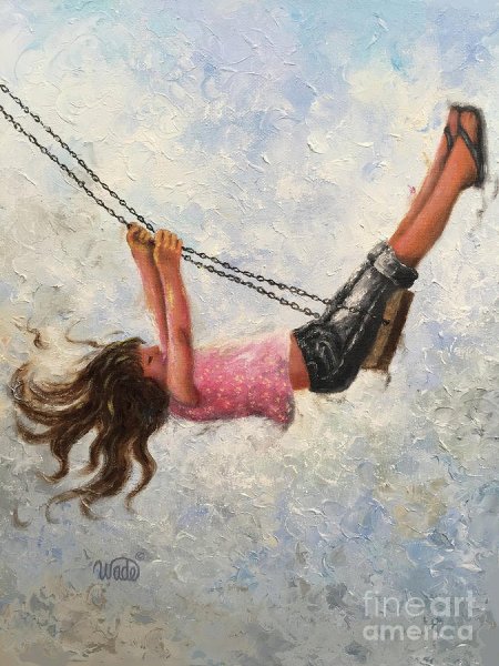 Девушка на качелях на закате