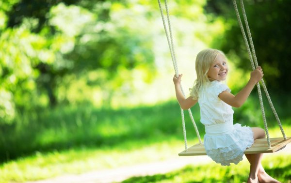 Девушка в шляпе на качелях