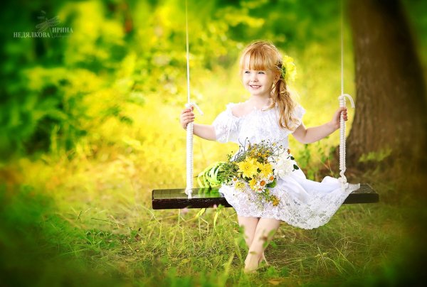 Пейзаж с качелями