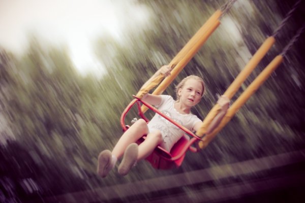 Пустые детские качели