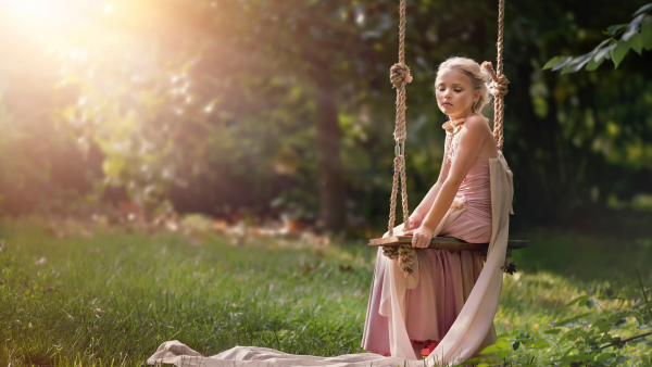 Качели на фоне неба