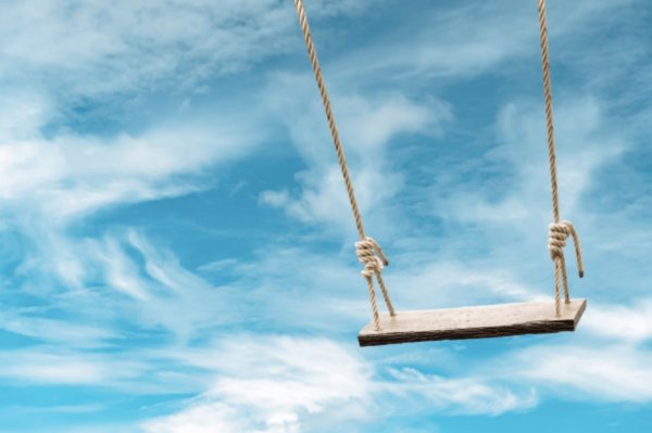 Девочка на качелях