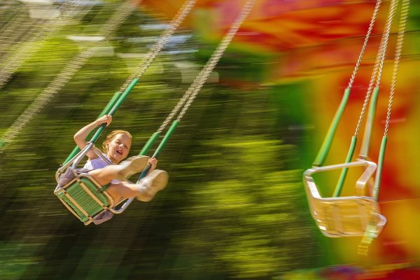 Девочка на качелях