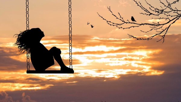 Девушка качается на качелях