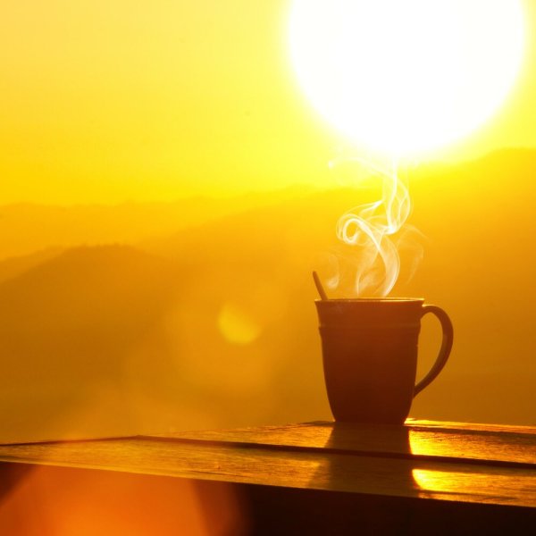 Чашка кофе на рассвете