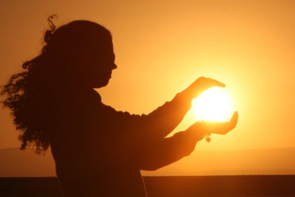 Руки держат солнце