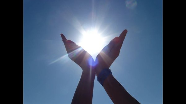 Символ солнца в руках