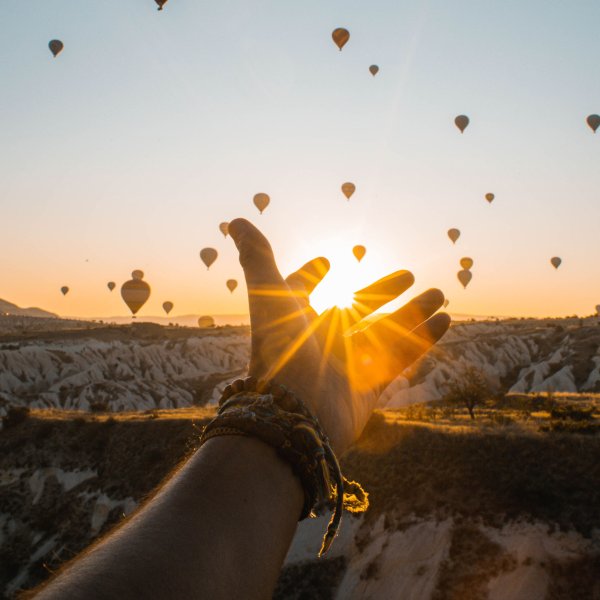 Солнце в руках рисунок