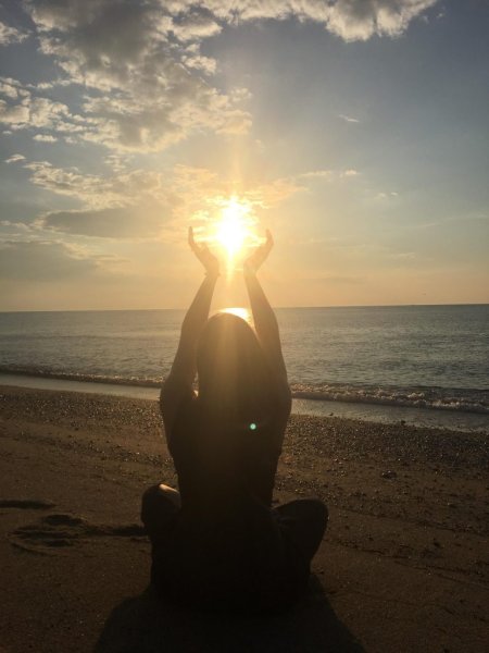 Девушка держит солнце