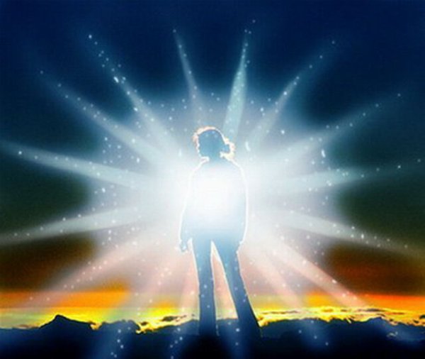 Человек излучающий свет