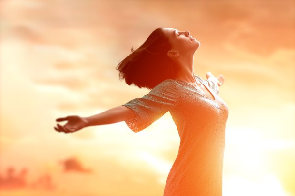 Рыжая девушка на солнце