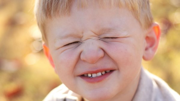 Мальчик щурится