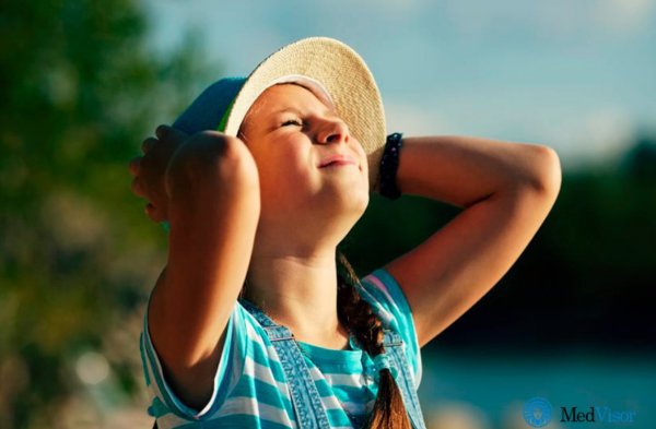 Жмурится от солнца