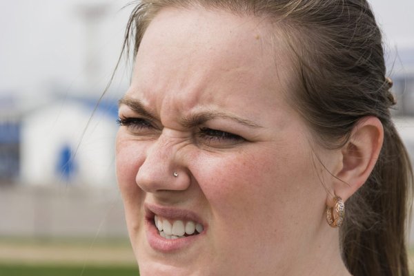 Девушка щурится